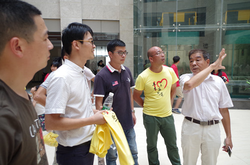 唐文华主任向校友们介绍学校变化_副本.jpg