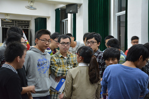 应聘学生与用人单位沟通交流.jpg