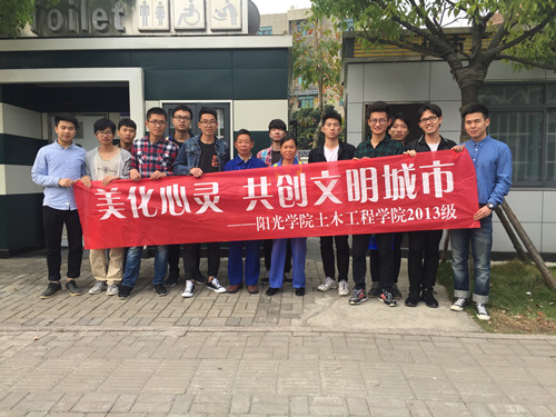 3与环卫工人合影.jpg