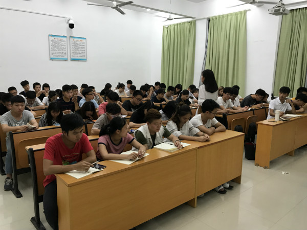 学生干部认真记录工作安排.jpg