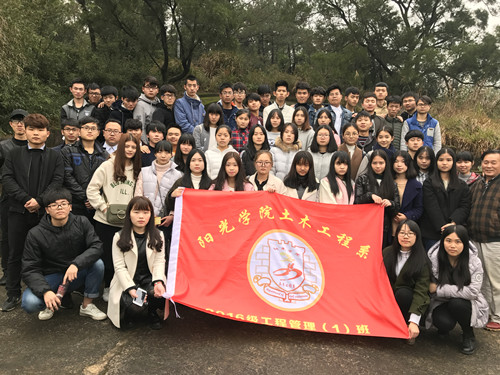2志愿者们合影留念.jpg