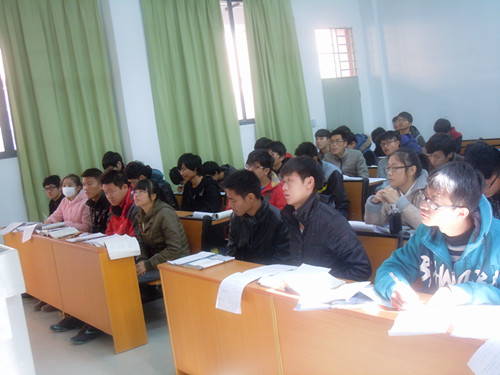学生专注上课_副本.jpg