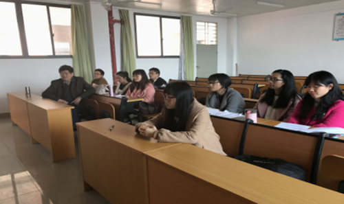 导师组认真聆听学生的回答并给予指导.png