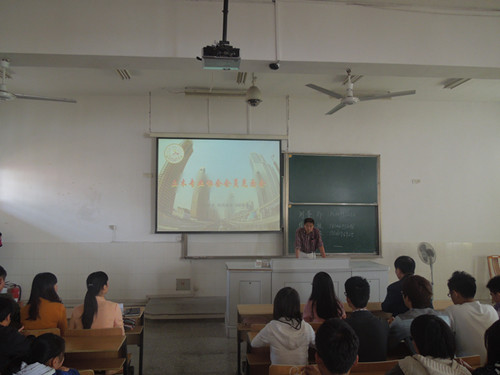 系主任唐文华老师为学生介绍专业协会_副本.jpg