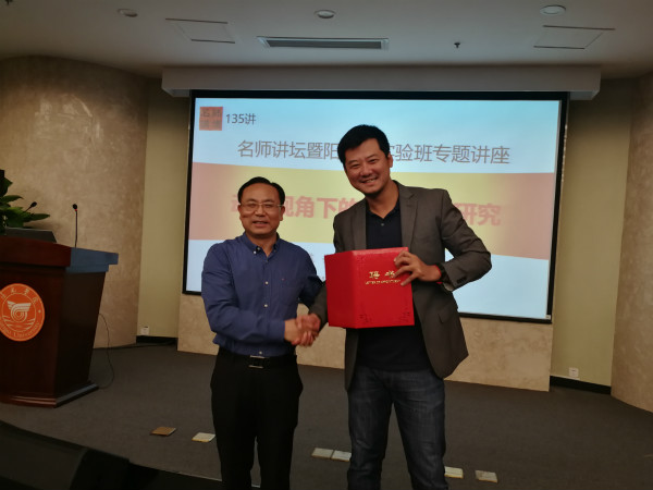 3阳光学院罗仲尤执行校长为张歆博士颁发客座教授聘书_meitu_3.jpg