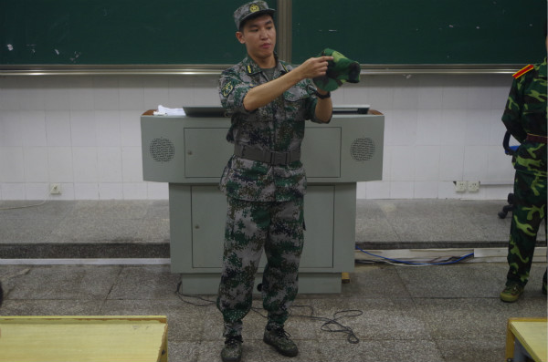 1王志坤老师现场教学军装穿戴事宜.jpg