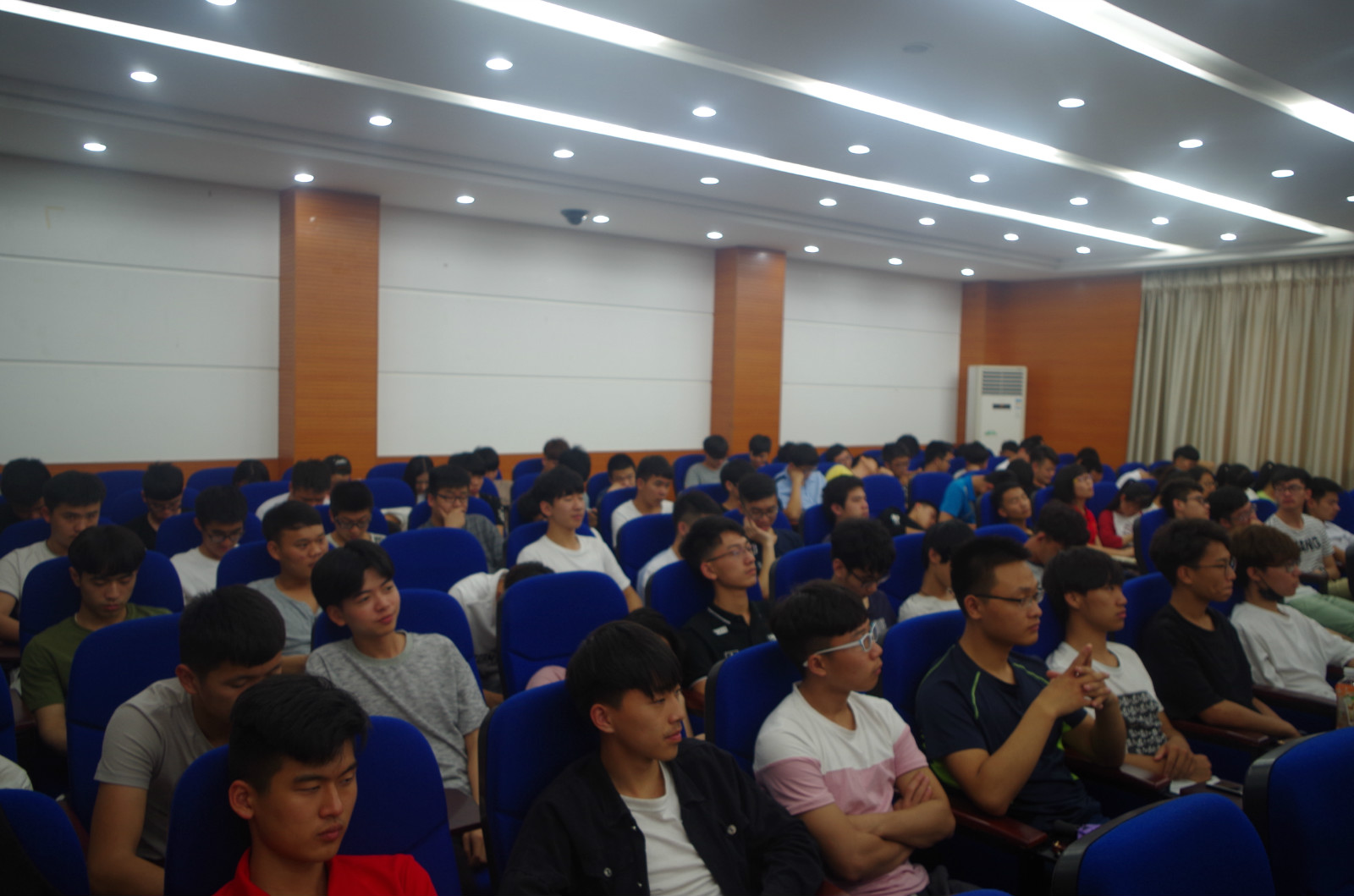 2学生聚精会神听讲座.JPG