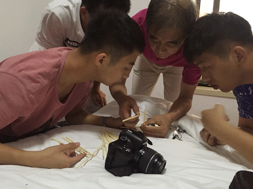 唐文华主任指导学生制作廊桥模型_副本.jpg