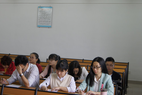 与会党员认真学习,撰写心得.jpg