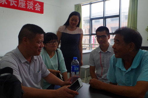 会后唐文华主任与家长交流_副本.jpg