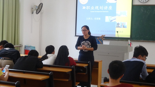 任老师与学生亲切交谈_副本.jpg