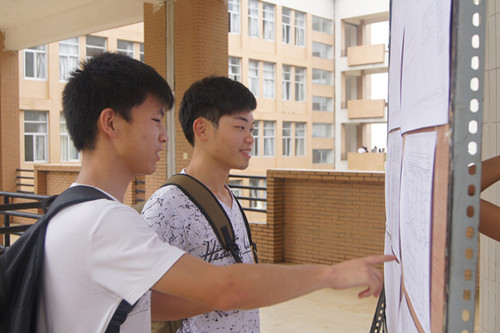 学生驻足观看_副本.jpg