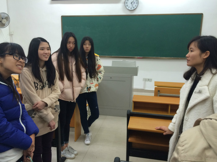 辅导员与班级同学探讨杨倩同学的帮扶计划_meitu_7.jpg