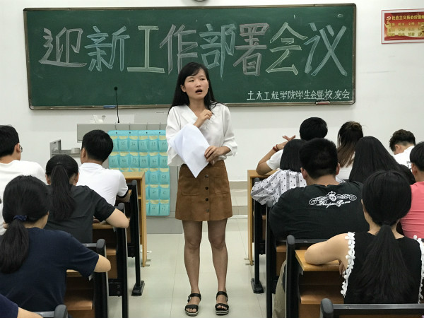 郑雪边老师分配工作.jpg