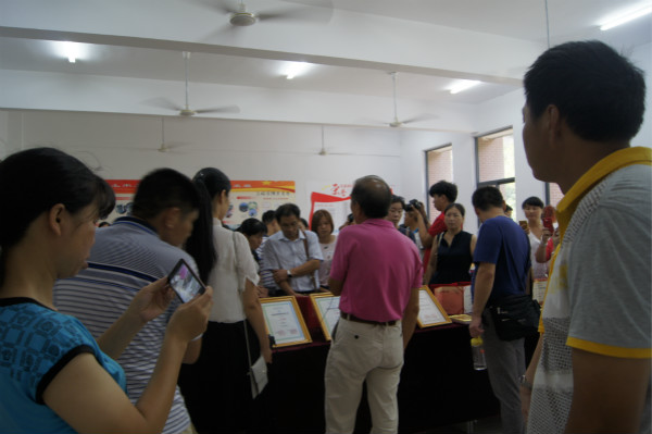 2家长们拿起手机拍下展厅的风采.JPG