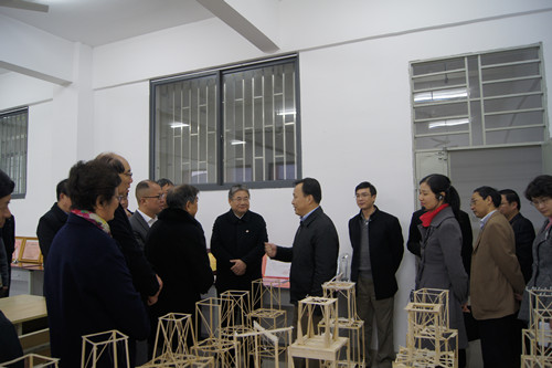 林腾蛟主席陪同省教育厅黄厅长考察土木系实验室创新工作室对结构赛提出的厚望1_副本.jpg