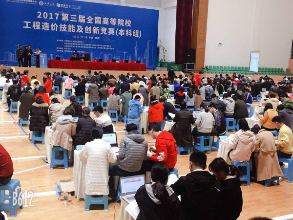 1紧张有序的比赛现场.jpg