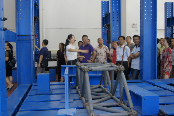 1王凤老师带来新生家长参观结构试验中心.JPG