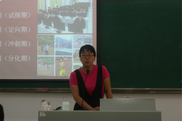 史小燕老师上台演讲.JPG