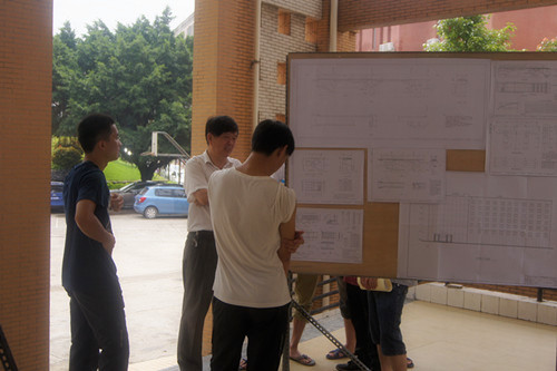 林国华老师与学生交流_副本.jpg