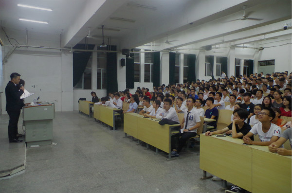 新生聚精会神聆听.jpg